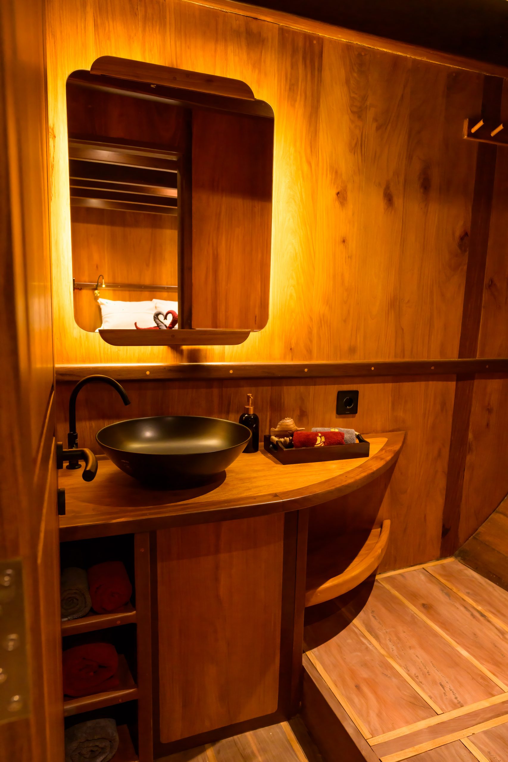 KLM Thalassa 42 Asmat Bathroom