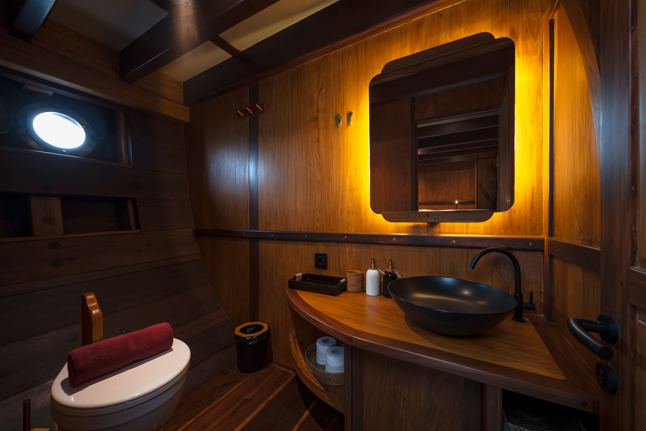 Ta'Talasa Dayak Cabin Private Ensuite Bathroom