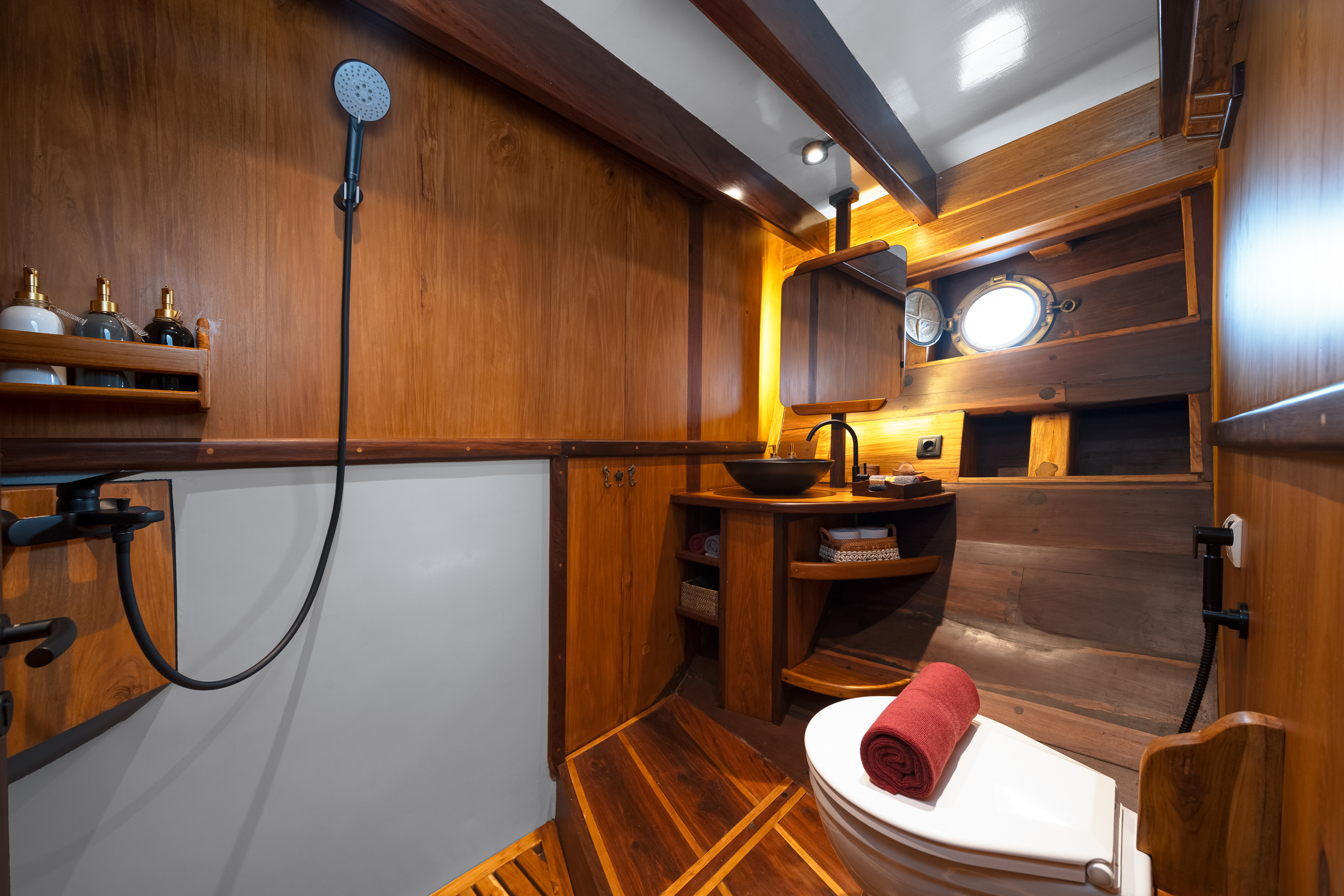 Ta'Talasa Bugis Cabin Private Ensuite Bathroom