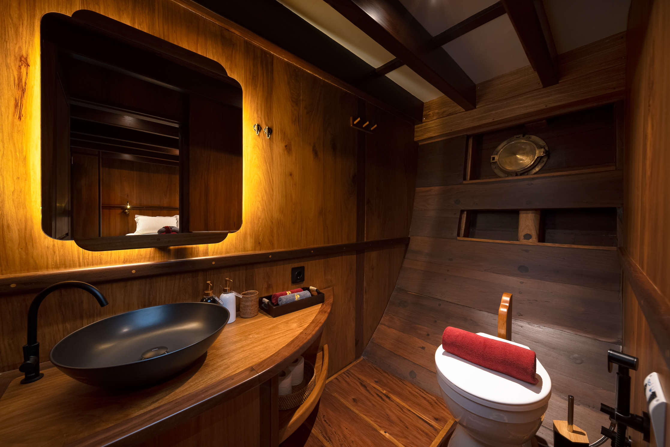 Ta'Talasa Asmat Cabin Ensuite Bathroom
